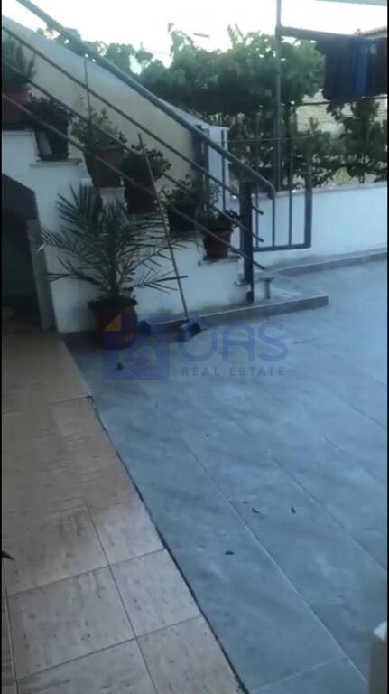 Un appartamento 1+1 è disponibile per affitto in una casa privata a Don Bosko.