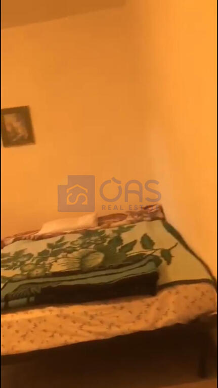 Un appartamento 2+1 è disponibile per affitto in una casa privata a Don Bosko.