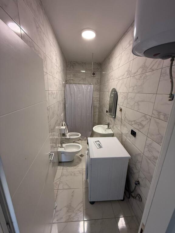Një apartament 1+1 jepet me qera tek Amerikan 2, rruga Dibra.