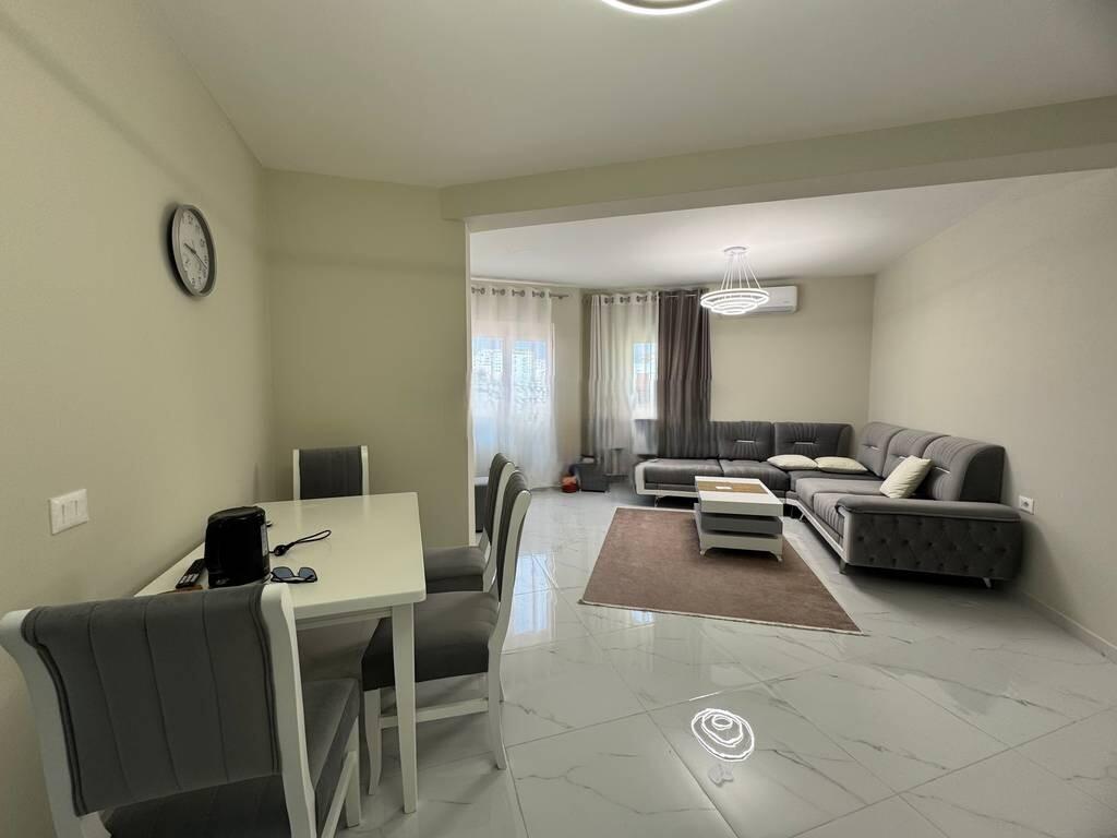 APARTAMENT 1+1 ME POST PARKIMI PËR QIRA PRANË PROKURORISË SË TIRANËS!