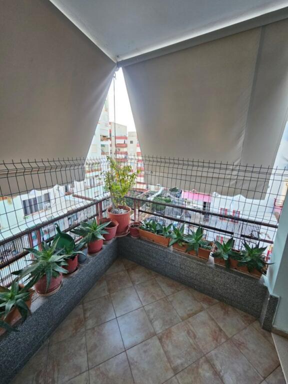 Jepet apartament 1+1 me qera tek pallatet Cabej, misto mame.