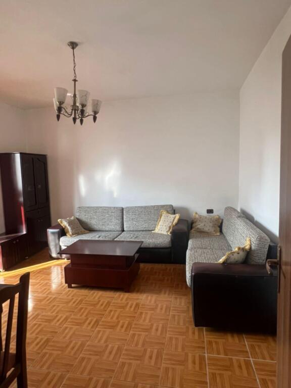 Rruga e Dibres, pak muntuta larg Fakultetit te Mjeksise, jepet me qera apartament 2+1, e mobiluar.