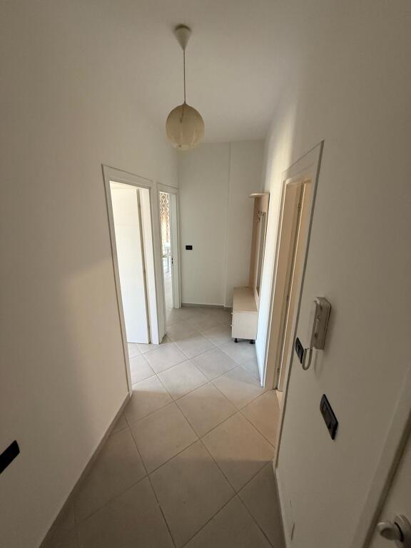Një apartament 1+1 jepet me qera tek Amerikan 2, rruga Dibra.
