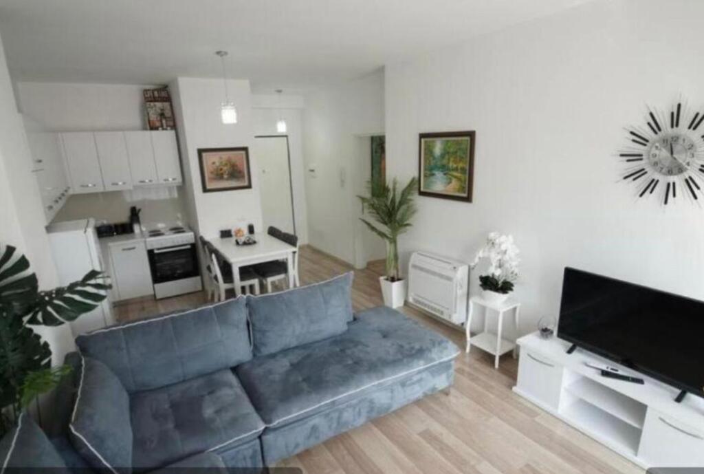 Apartament 1+1 me Qira (perfshire administrimin) - Qendër, përballë Toptanit