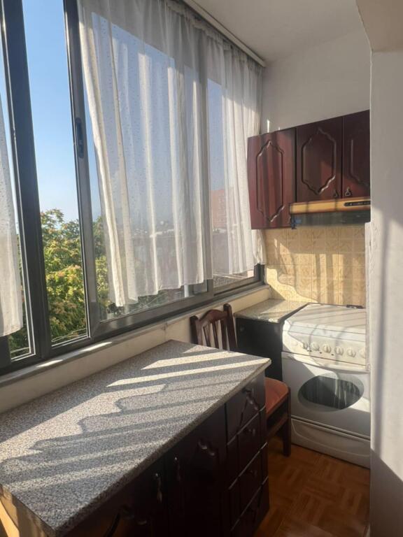 Rruga e Dibres, pak muntuta larg Fakultetit te Mjeksise, jepet me qera apartament 2+1, e mobiluar.