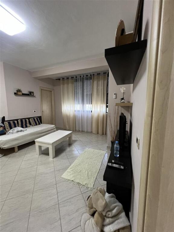 Një apartament 2+1 jepet me qera tek Sheshi Willson.