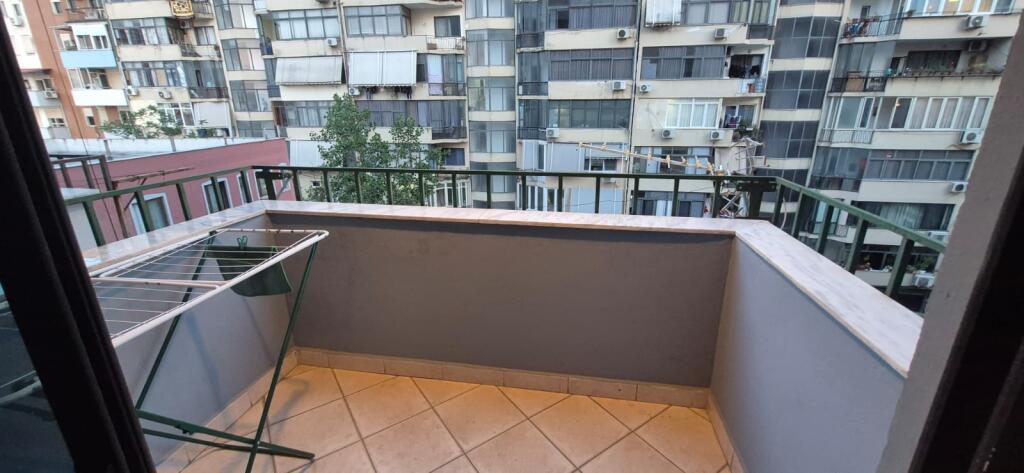 Apartamenti 2+1+1 me tualet jepet me qira pas shkollës europiane.