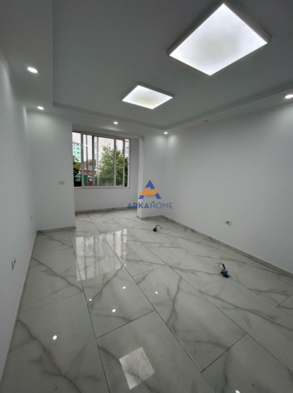 JEPET ME QERA AMBIENT PER ZYRË 50M2 "RRUGA E DIBRES(Kryqezimi Farmacia 10)".