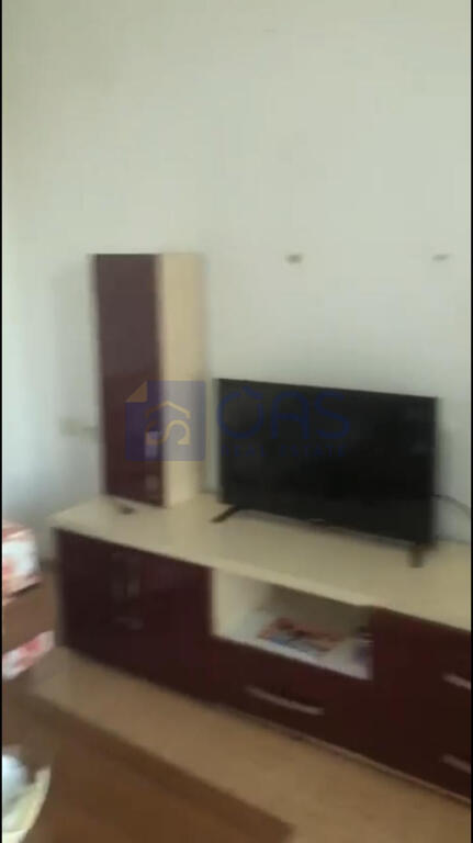 Un appartamento 1+1 è disponibile per affitto in una casa privata a Don Bosko.