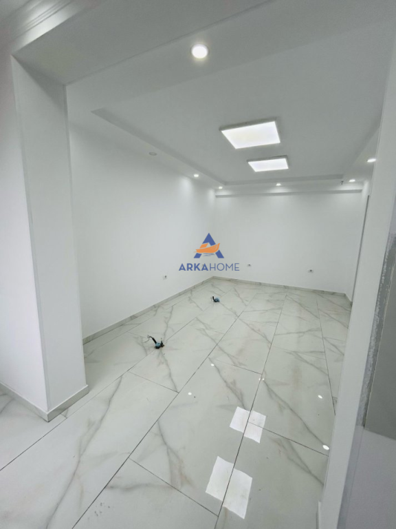 JEPET ME QERA AMBIENT PER ZYRË 50M2 "RRUGA E DIBRES(Kryqezimi Farmacia 10)".