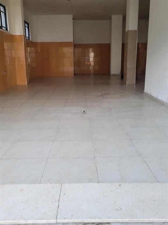 MAGAZINE ME QERA 250 M2 AUTOSTRADA TR-DR