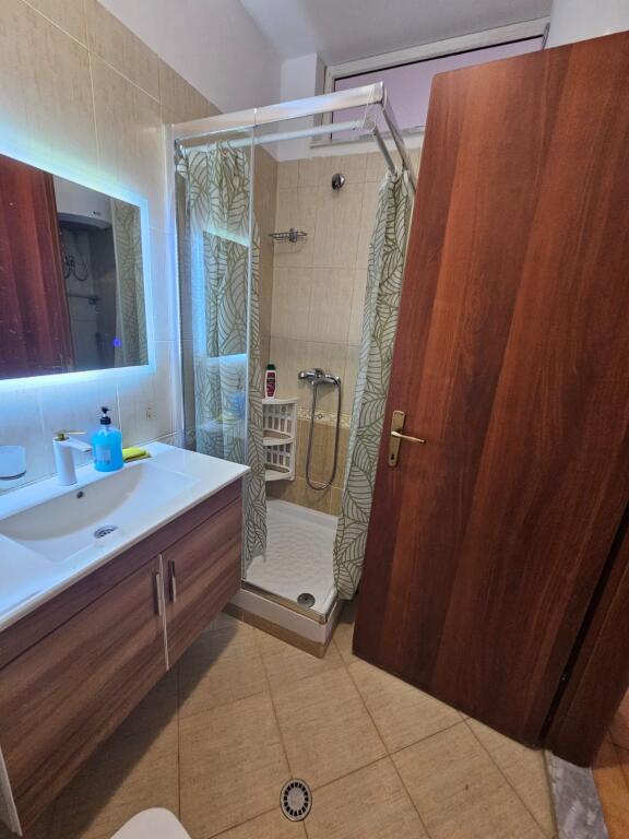 SHITET APARTAMENT NË PLAZH DURRES! VIJE E PARE, PAS HOTEL DYRRAH 1+1 | 80 m2 | KATI 4 ME ASHENSOR