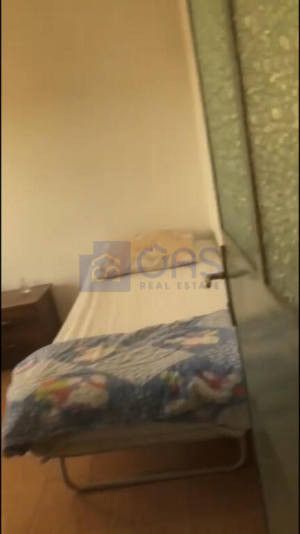 Un appartamento 1+1 è disponibile per affitto in una casa privata a Don Bosko.