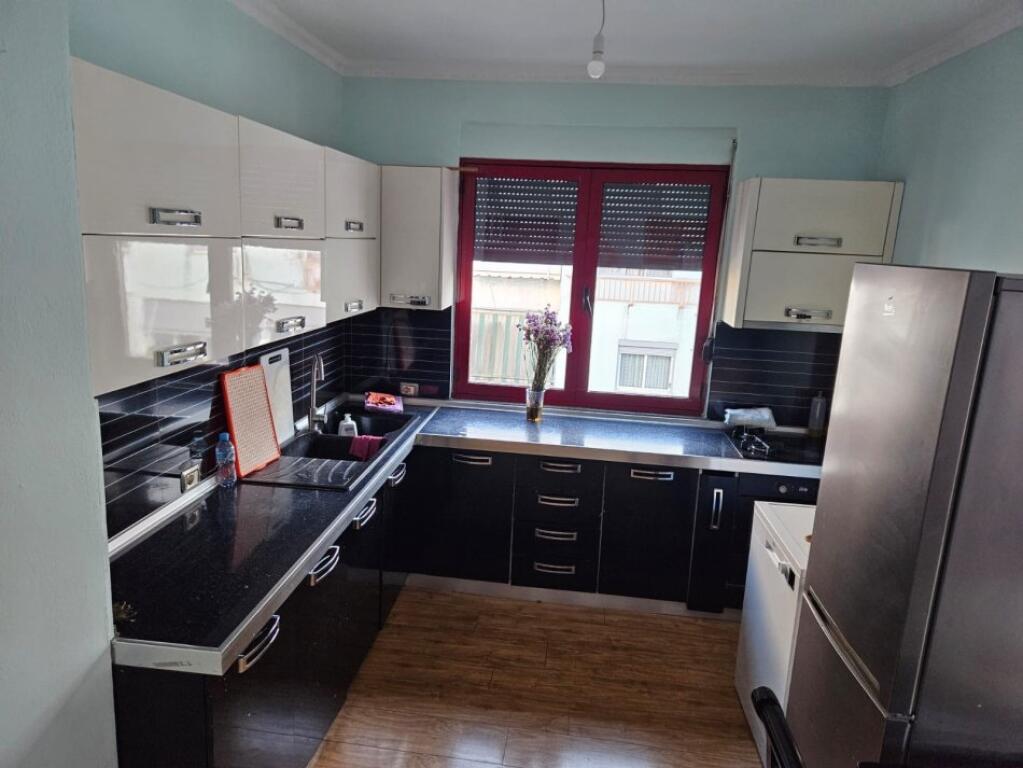 Jepet apartament 1+1 me qera tek pallatet Cabej, misto mame.