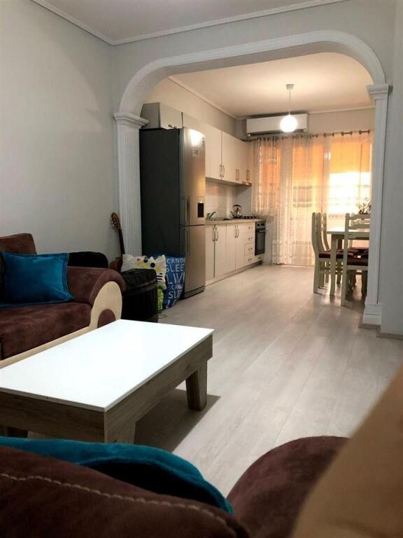 Një apartament 1+1 jepet me qera tek Oshe, bulevardi Gjergj Fishta.
