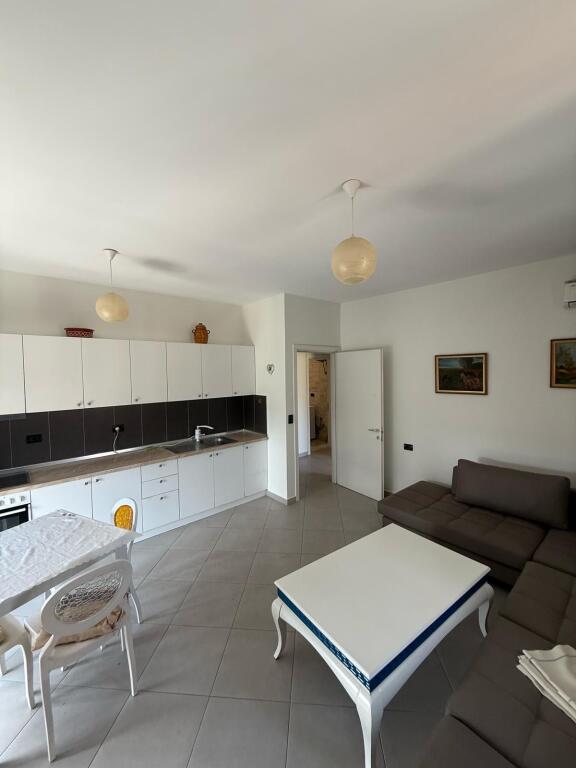 Një apartament 1+1 jepet me qera tek Amerikan 2, rruga Dibra.