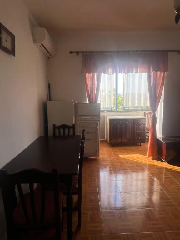 Rruga e Dibres, pak muntuta larg Fakultetit te Mjeksise, jepet me qera apartament 2+1, e mobiluar.