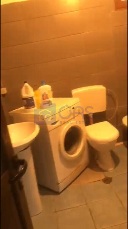 Un appartamento 2+1 è disponibile per affitto in una casa privata a Don Bosko.