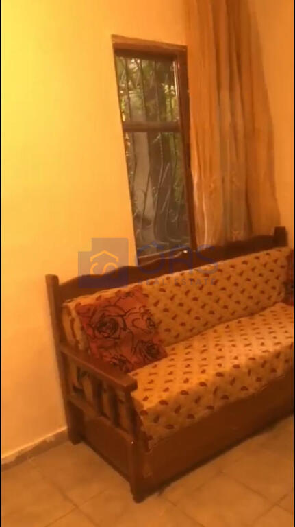 Un appartamento 2+1 è disponibile per affitto in una casa privata a Don Bosko.