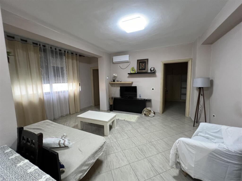 Një apartament 2+1 jepet me qera tek Sheshi Willson.