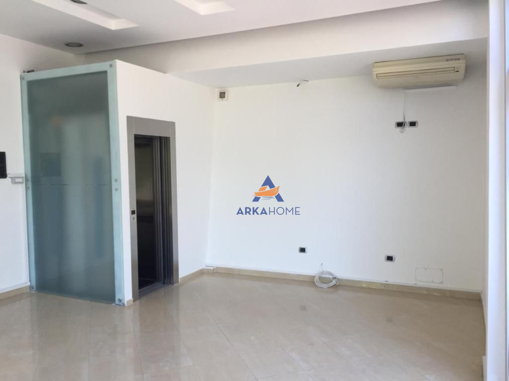 SHOP FOR RENT 40M2 "NEAR THE CROSSROADS IN VASIL SHANTO".