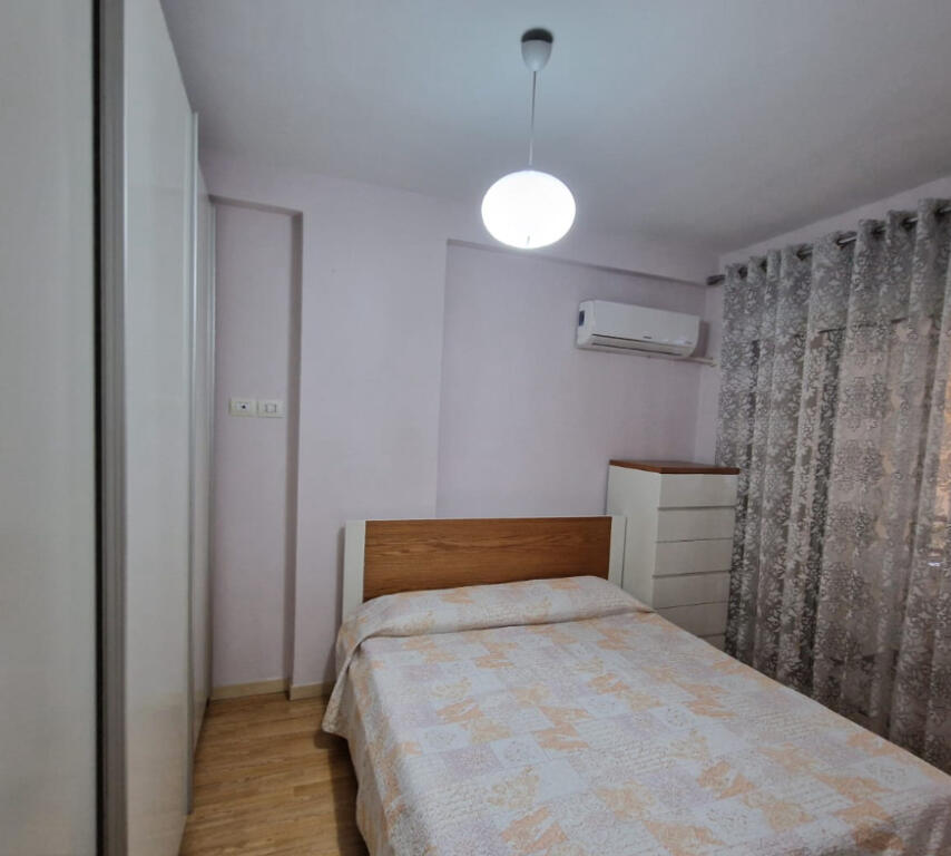 Një apartament 1+1 jepet me qera pranë Bankës Credins.