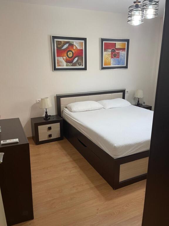 (Shitet dhe me kredi) Apartament 2+1 për shitje tek Ish Ekspozita, përballë Spar