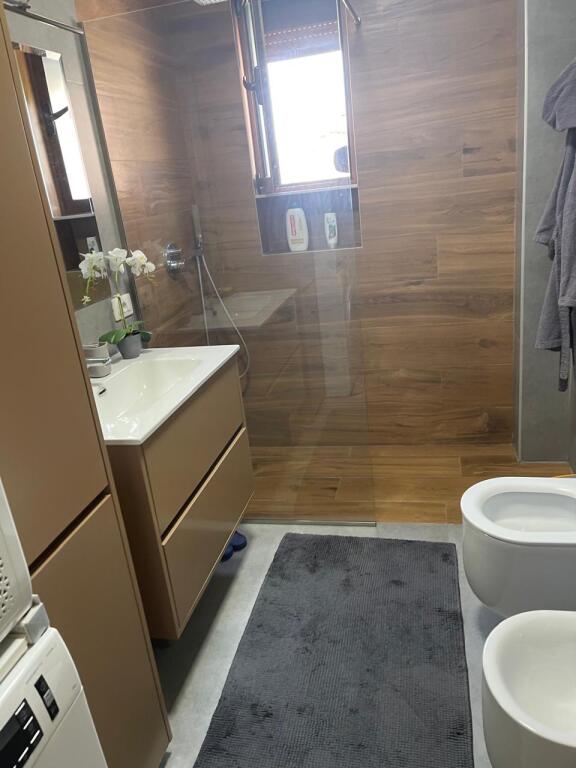 (Shitet dhe me kredi) Apartament 2+1 për shitje tek Ish Ekspozita, përballë Spar