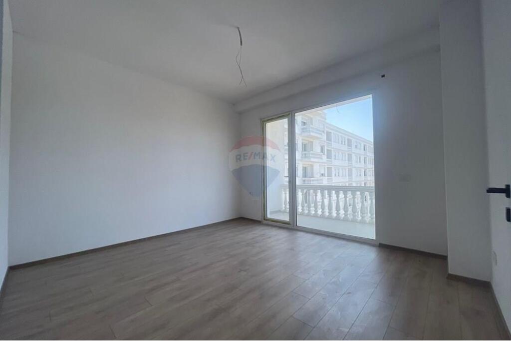 Ofrohet per shitje apartament i tipologjise 2+1 ne Paskuqan te White Palace.