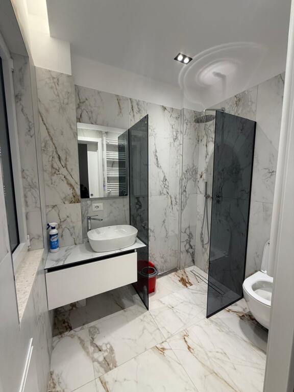 Apartament modern 1+1 me ballkon për qira në kompleksin "Delijorgji".