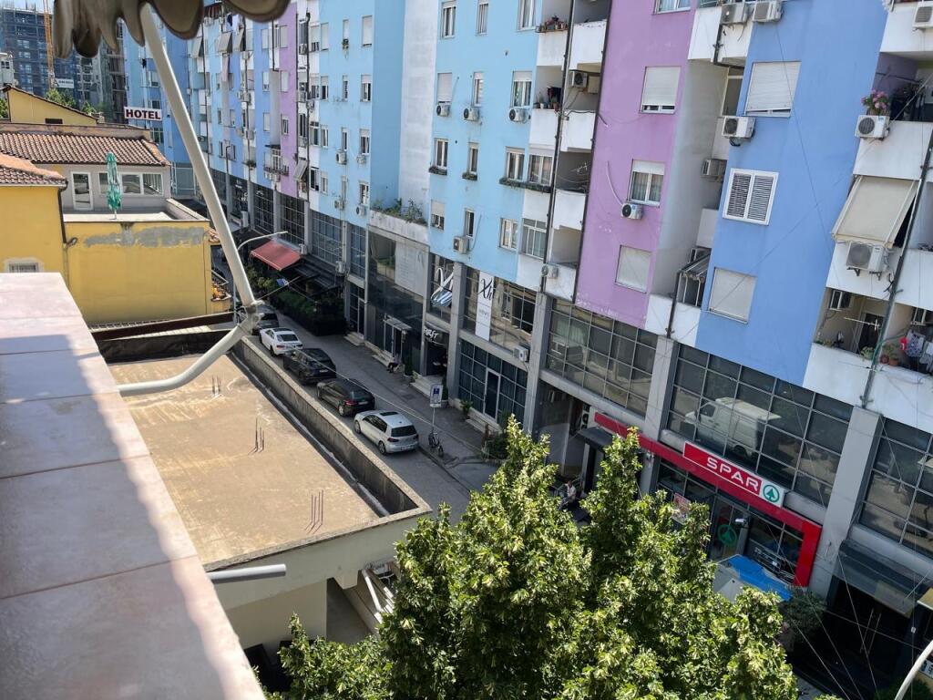 (Shitet dhe me kredi) Apartament 2+1 për shitje tek Ish Ekspozita, përballë Spar