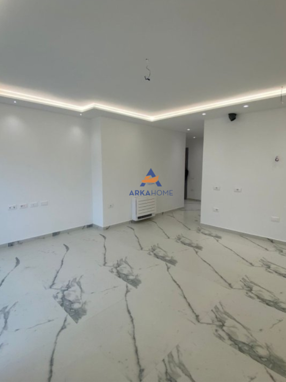 JEPET ME QERA AMBIENT 2+1+BALLKONE PER ZYRË "RRUGA MINE PEZA".