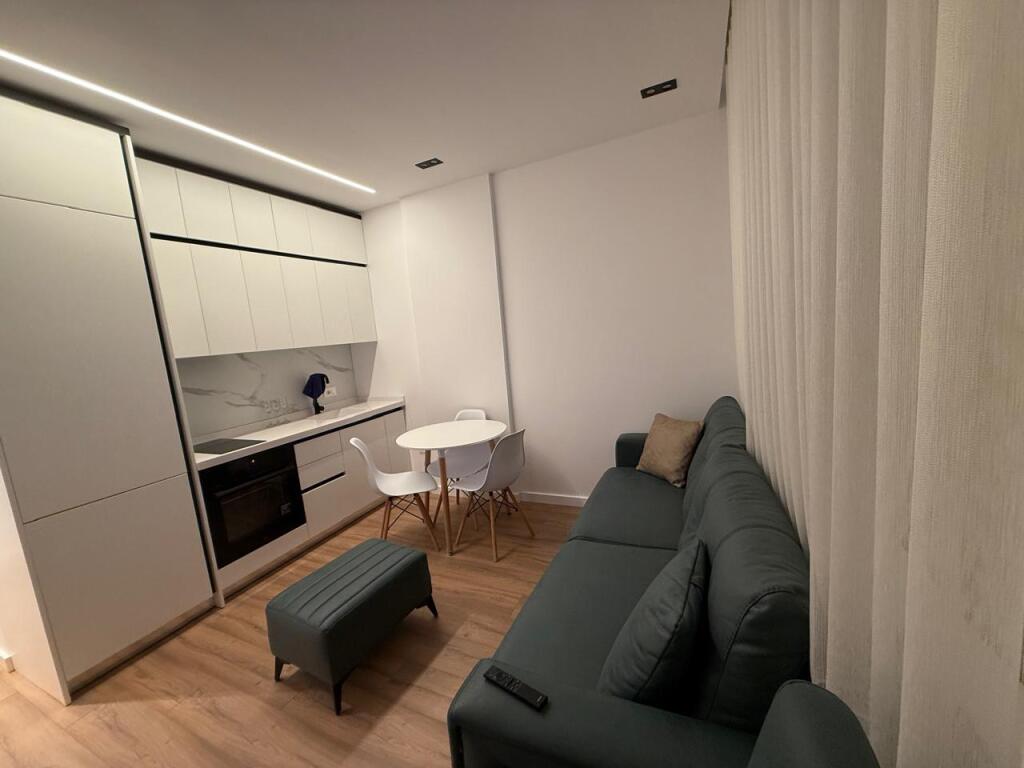 Apartament modern 1+1 me ballkon për qira në kompleksin "Delijorgji".