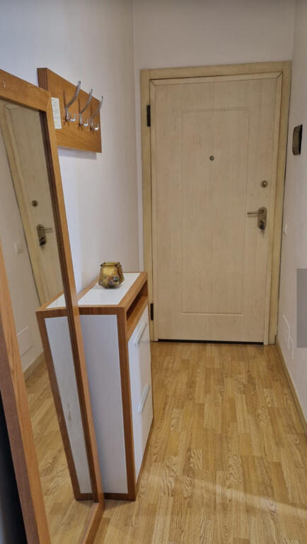 Një apartament 1+1 jepet me qera pranë Bankës Credins.