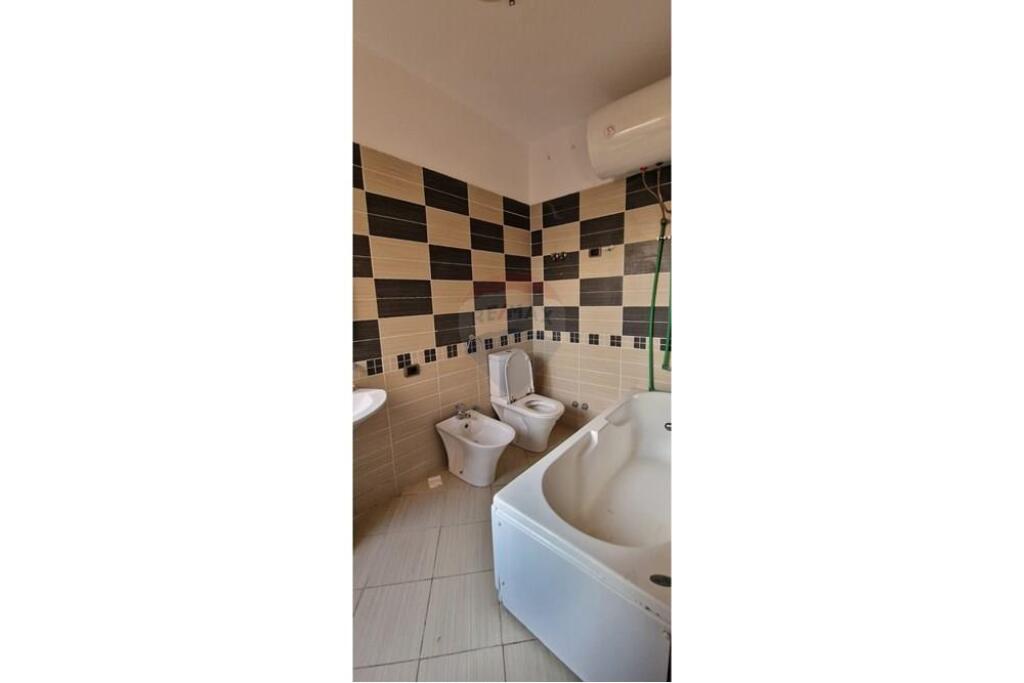 Apartament - Për Qira - Rruga 5 Maji, Tiranë