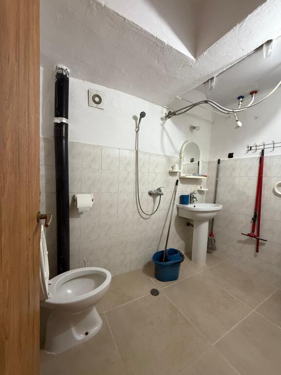 Jepet me qira apartament 2+1 🏠 📍 Zona: 21 Dhjetori, pranë Mozaikut të Tiranës