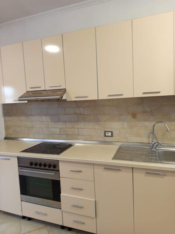 GARSIONERE RRUGA 5 MAJI, PRANE ODA LOUNGE