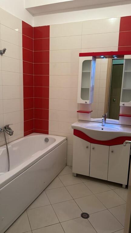 In the Fresku area, near Anna Market, a furnished 2+1+2 apartment with parking space is for rent.