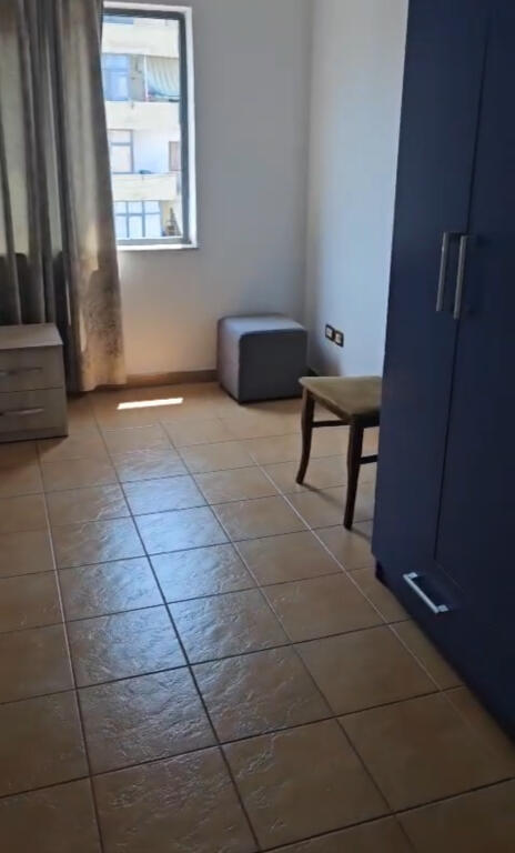 Un appartamento 1+1 è in affitto in via 21 Dicembre.