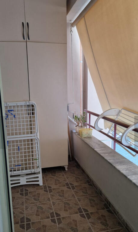 Një apartament 1+1 jepet me qera pranë Bankës Credins.