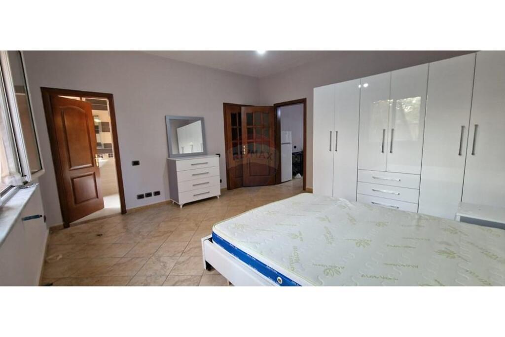 Apartament - Për Qira - Rruga 5 Maji, Tiranë