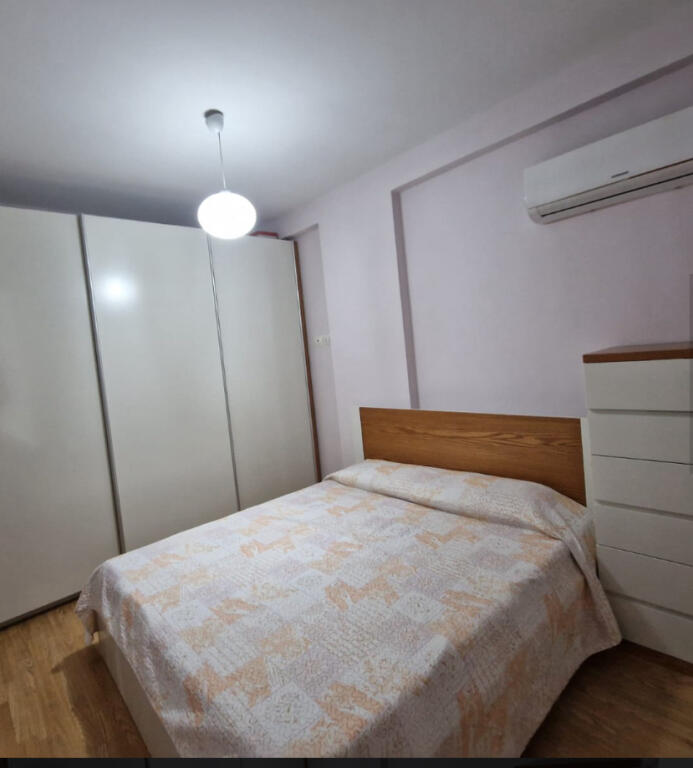 Një apartament 1+1 jepet me qera pranë Bankës Credins.