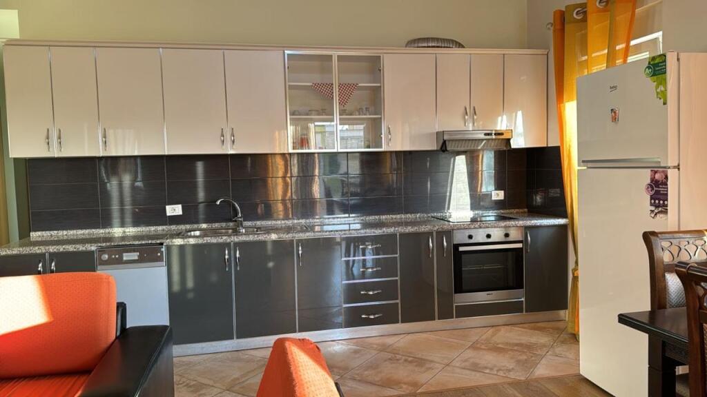 In the Fresku area, near Anna Market, a furnished 2+1+2 apartment with parking space is for rent.