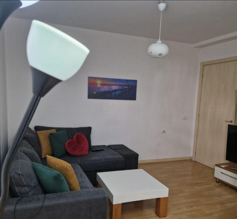 Një apartament 1+1 jepet me qera pranë Bankës Credins.