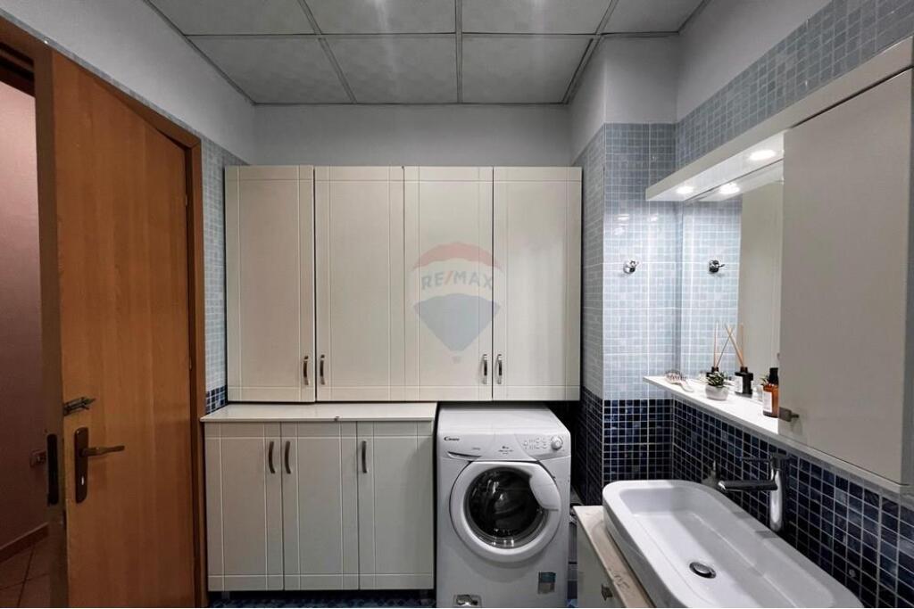 Apartament 3+1 me garazh ne shitje ne Qender!