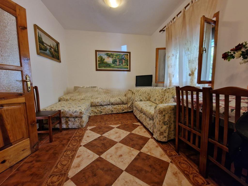 Shtëpi private me qira 1+1 me oborr + Post parkimi!