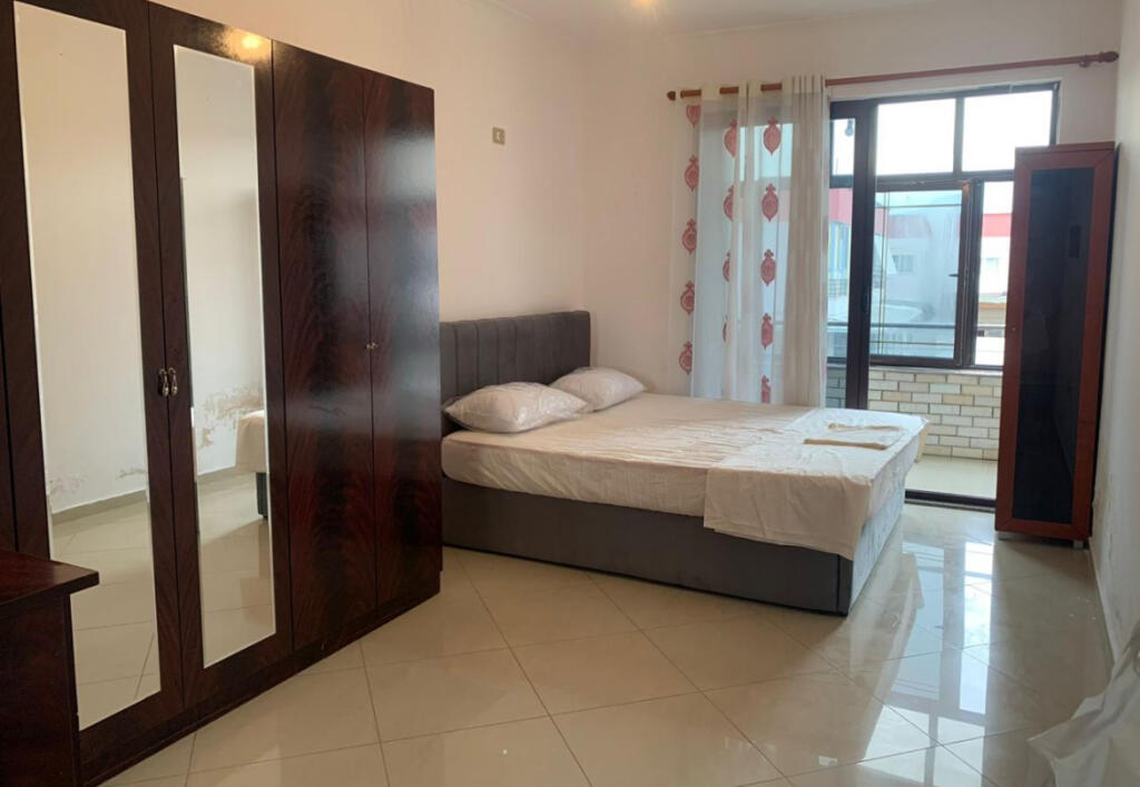 Astir pranë Vilës L, jepet me qira apartament 1+1!