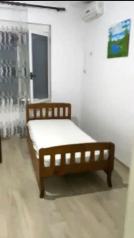 In the area of the Old Bus Park, Rr. Skender Shtylla, the second floor of a 3+1 villa is for rent, furnished.