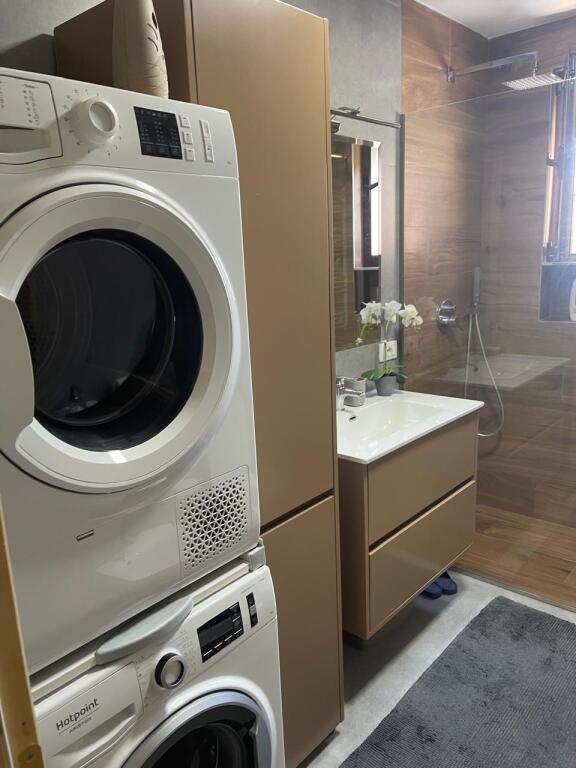 (Shitet dhe me kredi) Apartament 2+1 për shitje tek Ish Ekspozita, përballë Spar