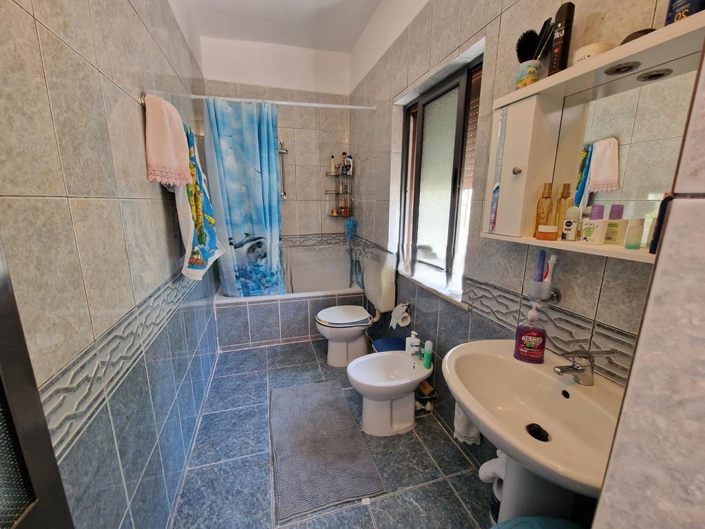 Shtëpi private me qira 1+1 me oborr + Post parkimi!
